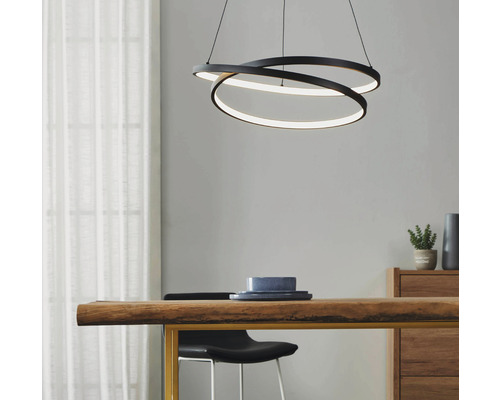 Taklampa EGLO Ruotale LED Modernt rum med en svart LED-pendellampa i ringform ovanför ett träbord