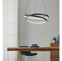 Modern pendellampa med tre sammanflätade ringar av metall och integrerad LED-belysning ovanför ett matbord