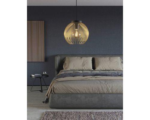 Sovrum med säng och rund hänglampa av metall