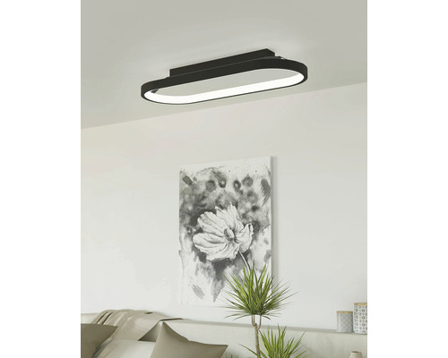 Oval taklampa i ett vardagsrum