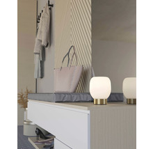 Hallscen med garderob, bänk med dyna, handväska och bordslampor