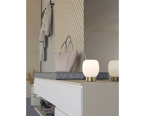 Hallscen med garderob, bänk med dyna, handväska och bordslampor