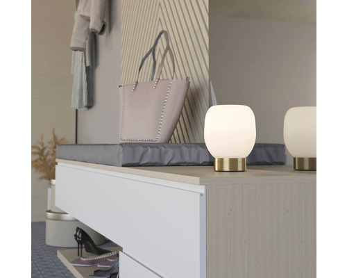 Bordslampa EGLO Manzanares vit/guld Dekorativ inredning med handväska och bordslampor på ett skåp