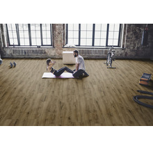 Ljust gym med trägolv, idrottare och träningsutrustning