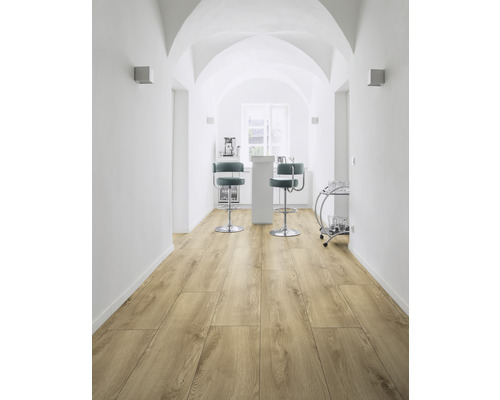 Hall med träliknande golv, barstolar och dryckvagn