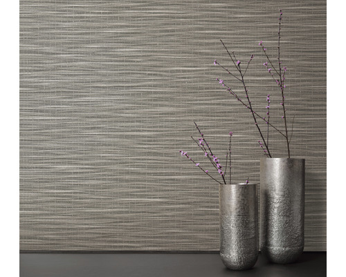 Närbild av en strukturtapet med två dekorativa vaser med grenar