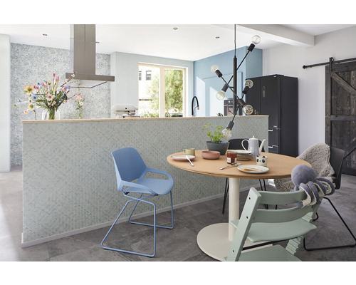 Ljust kök med matplats, köksbänk med mönster, matbord och stolar