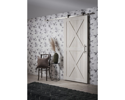 Rumsöversikt med skjutdörr i ladugårdsdesign och blommig tapet