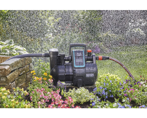 Automatisk hydrofor från Gardena i drift med bevattning i trädgården.