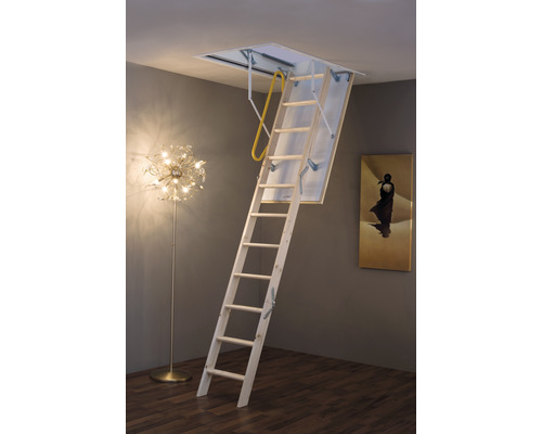 Utfälld vindstrappa i trä inomhus