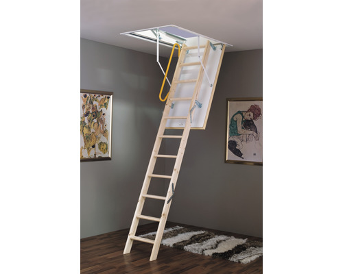 Utfälld trätrappa till vinden i rummet.