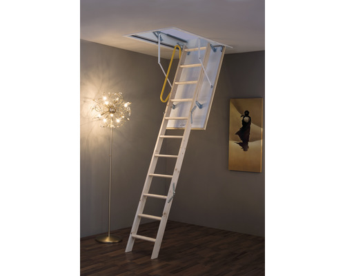 Utfälld trätrappa med ledstång i vardagsrum