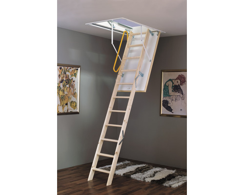 Vindstrappa i trä med ledstång inomhus