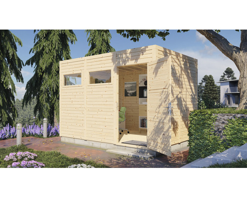 Trädgårdshus i trä med fönster och öppen dörr i grön miljö