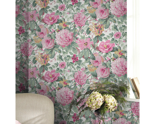 Blommig tapet med rosmotiv i ett rum