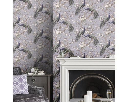 Rum med tapeter med påfågel- och blommönster, öppen spis och sittgrupp