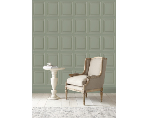 Vardagsrum med väggpanelstapeter, fåtölj och sidobord