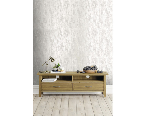 Vardagsrum med träskänk, bordslampa och tapet med struktur