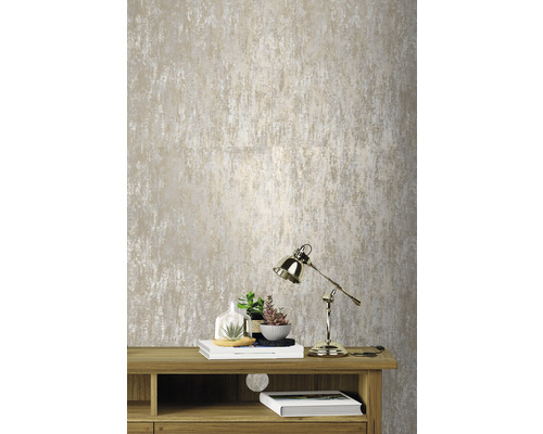 Närbild av en strukturerad tapet ovanför en trämöbel med lampa och dekoration