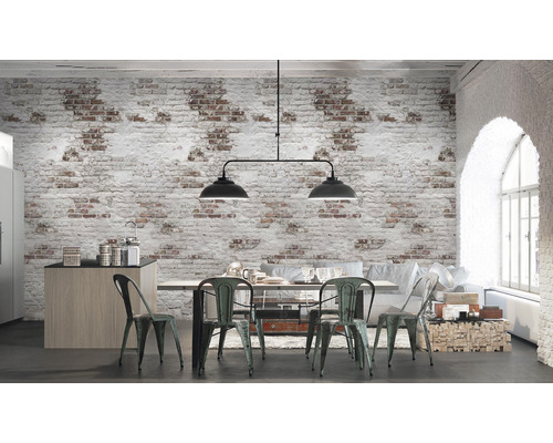Ljust rum med matbord, stolar och tegelväggstapet i vintagestil.