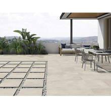 Terrass med plattor, sittplatser och växter