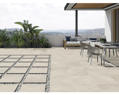 Terrass med plattor, sittplatser och växter