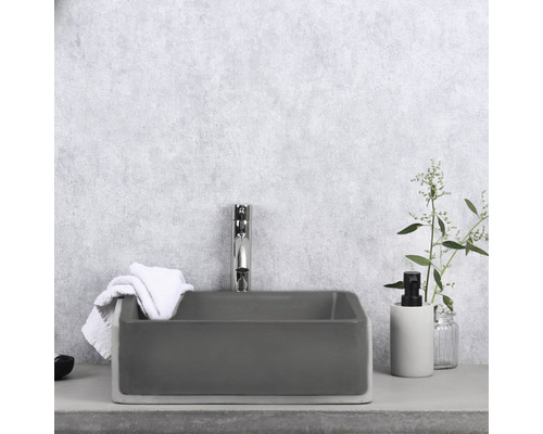 Rektangulär tvättställ i keramik med blandare, handduk och tvålpump