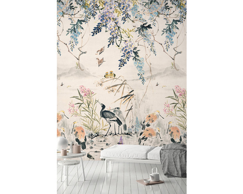 Fototapet med asiatiskt fågel- och blommönster i ett ljust och vänligt sovrum