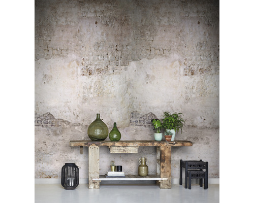 Vardagsrum med träbord, vaser, växter och väggbakgrund