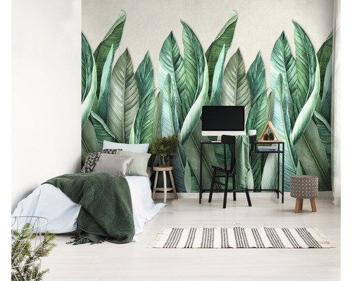 Sovrum med fototapet med bladmönster, säng och skrivbord
