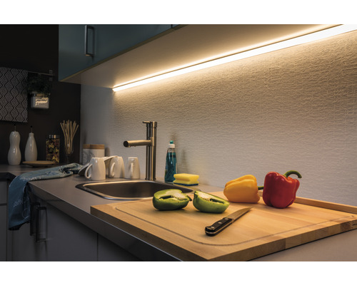 Köksscen med diskho, kran, skärbräda och LED-lampa