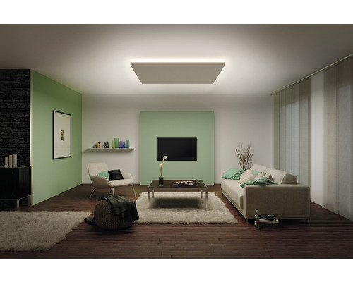 Vardagsrum med taklampa, soffa, fåtölj och soffbord