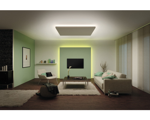 Modernt vardagsrum med taklampa, soffa och TV