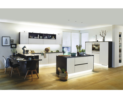 Modernt kök med köksö, inbyggda vitvaror och matplats