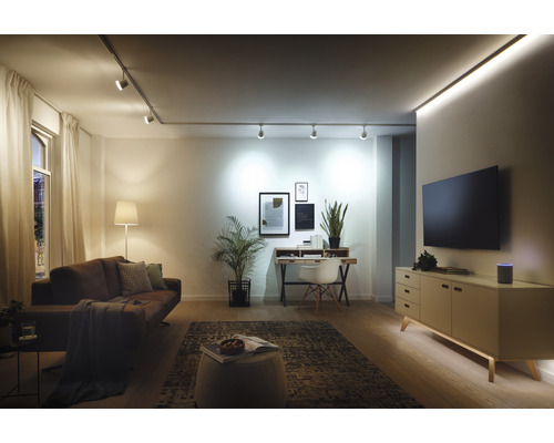 Vardagsrum med soffa, skrivbord, TV och belysningssystem