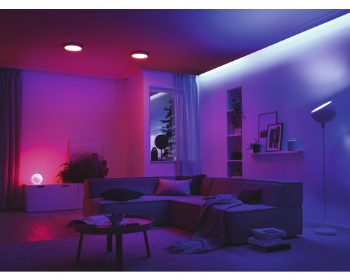 Vardagsrum med belysningssystem, taklampor, ljusramp, golvlampa och bordslampa