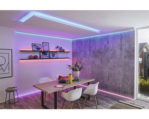 Matsal med matbord, stolar, hyllor och LED-belysning för en ljus och modern atmosfär