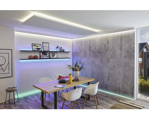 Matsal med matbord, stolar, hyllor och LED-belysning för en modern atmosfär