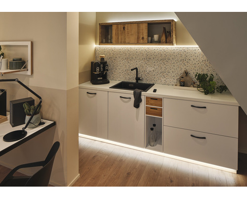 Kök med diskho, kran, bänkskiva, underskåp och väggskåp