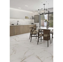 Ljus matplats med marmorgolv, träbord och stolar