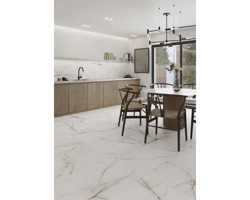 Ljus matplats med marmorgolv, träbord och stolar