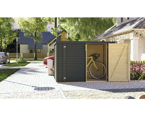 Redskapsbod med öppna dörrar och en cykel inuti framför ett bostadshus.
