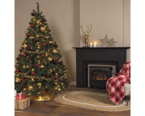 Julscen med julgran, öppen spis och dekorationer