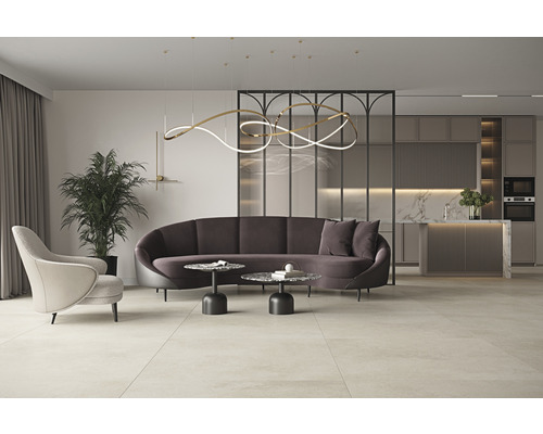 Ljust vardagsrum med soffa, fåtölj, bord, krukväxt och pentry