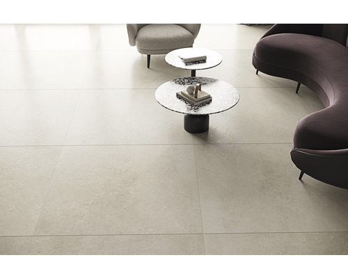 Lagt golv med porslinsplattor i vardagsrumsmiljö.