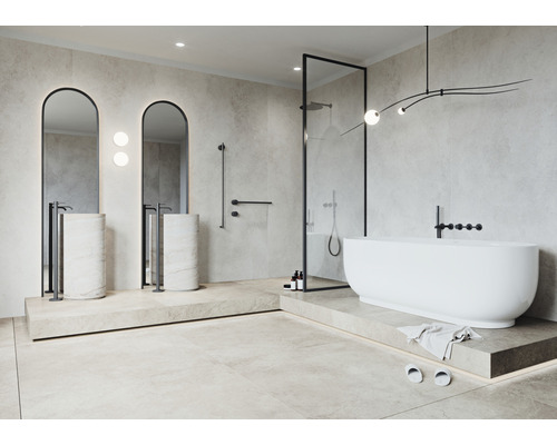 Modernt badrum med fristående badkar, handfat och dusch bakom glas