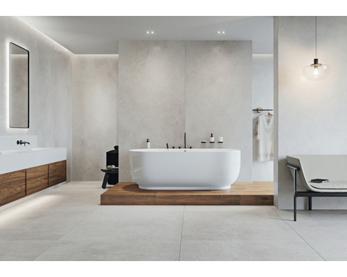 Ljust badrum med fristående badkar, tvättställ och sittbänk