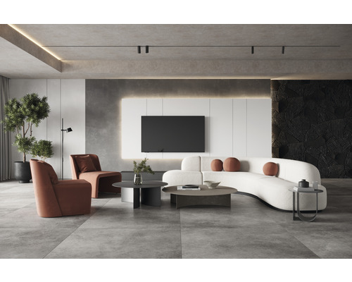 Ljust vardagsrum med soffa, fåtöljer och soffbord