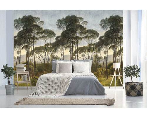 Sovrum med skogstapet, säng och krukväxter