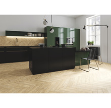 Modernt kök med köksö, diskho och sittgrupp.